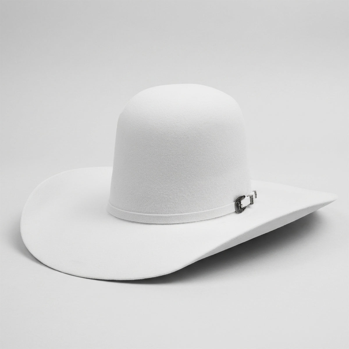 Cuernos Chuecos white open crown felt cowboy hat.