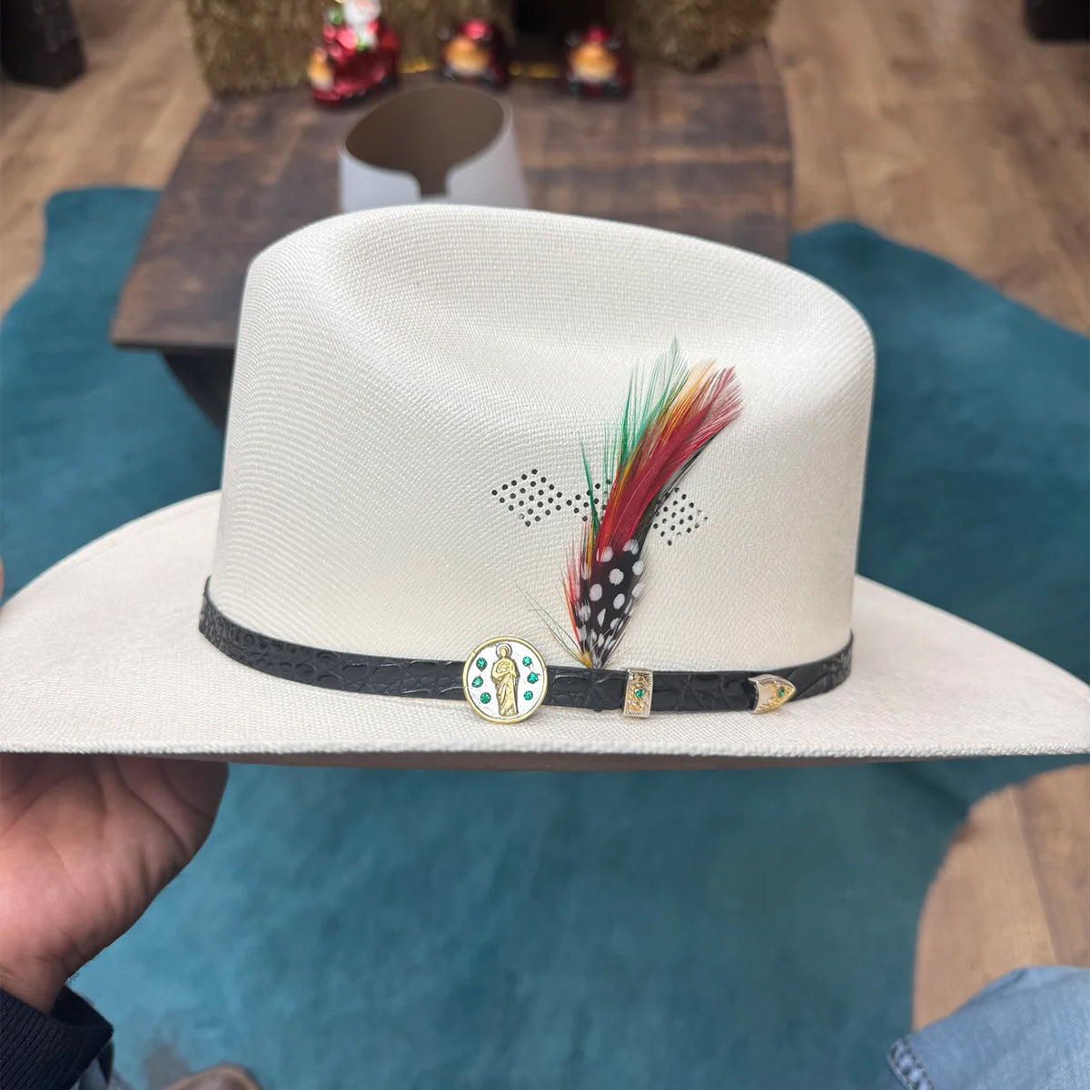 Side view of San Judas Pin