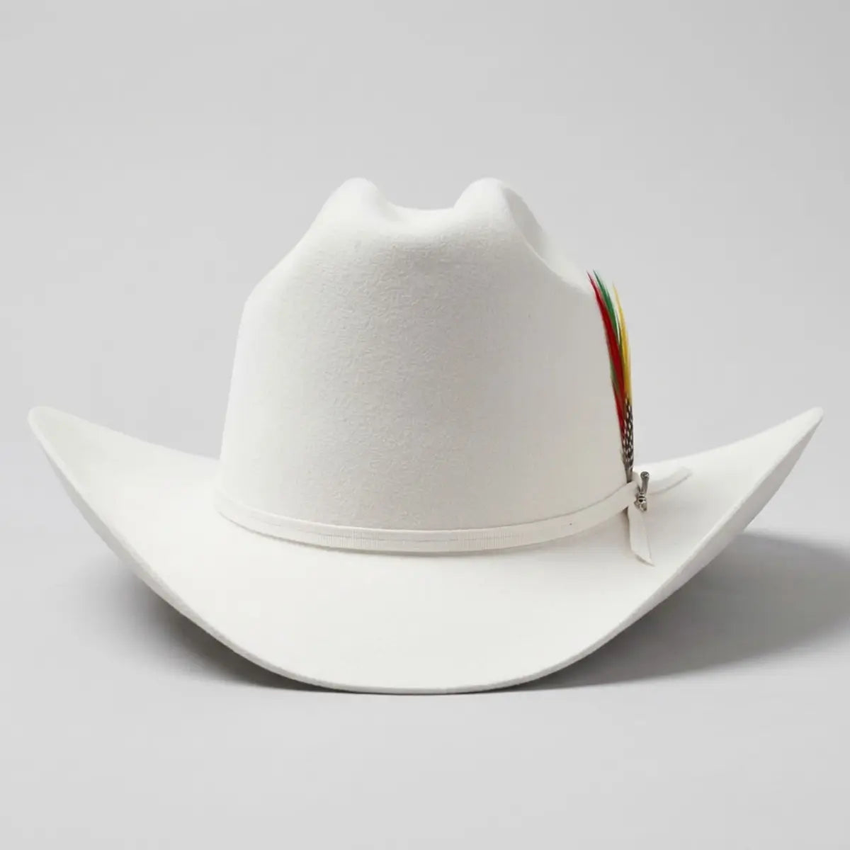 Straight-on front studio view of the Stetson Rancher 6X white hat highlighting the sharp, upturned 3.5-inch Sinaloa brim shape and 5-inch crown crease.