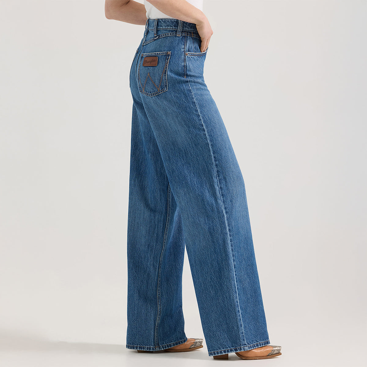 side view of women's wrangler retro jeans
