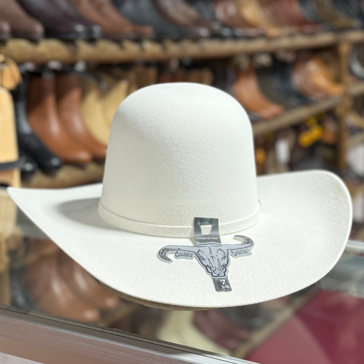 Cuernos Chuecos white open crown felt western hat.