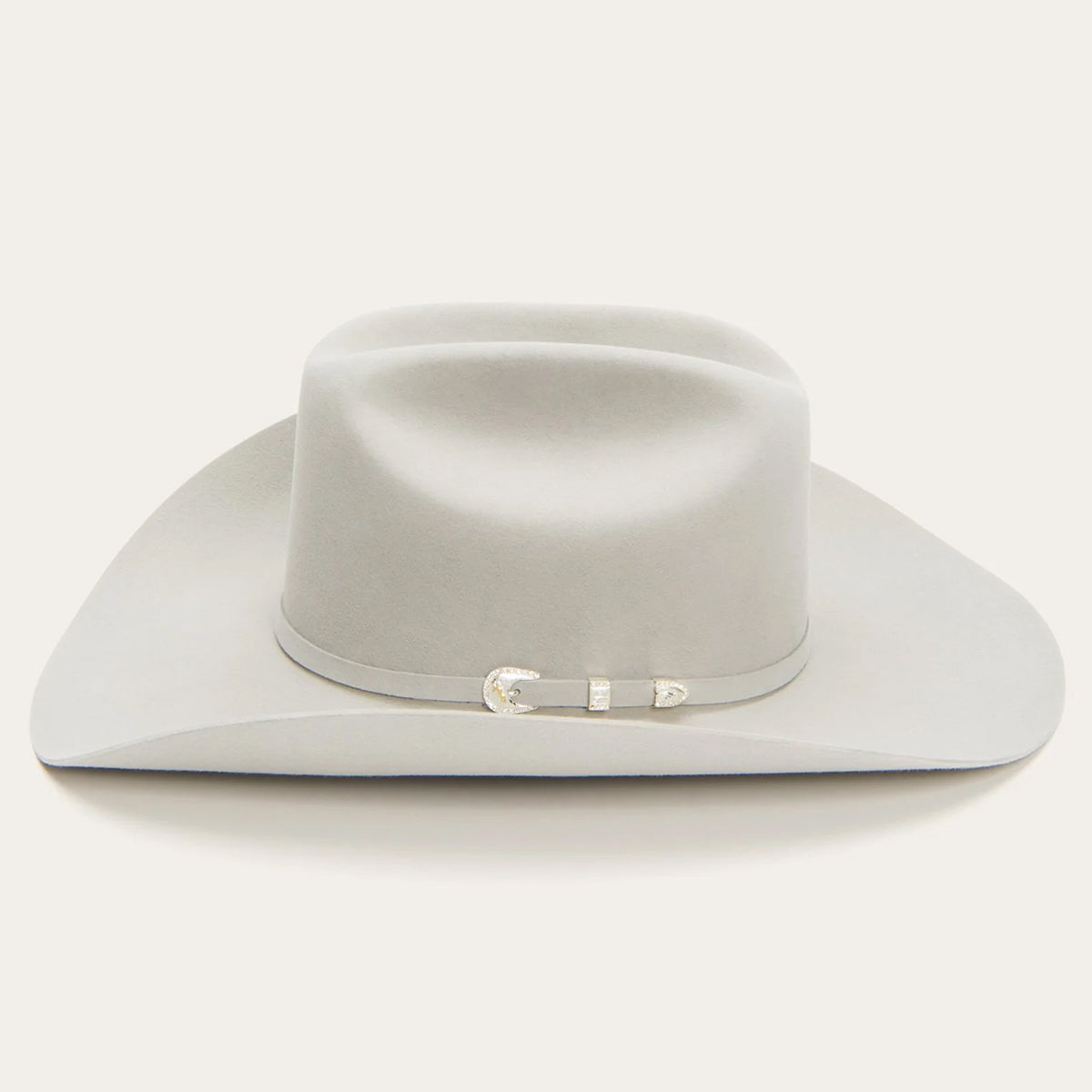 Side profile of Stetson 10x Shasta mist grey felty western hat with a decorative band on a white background.