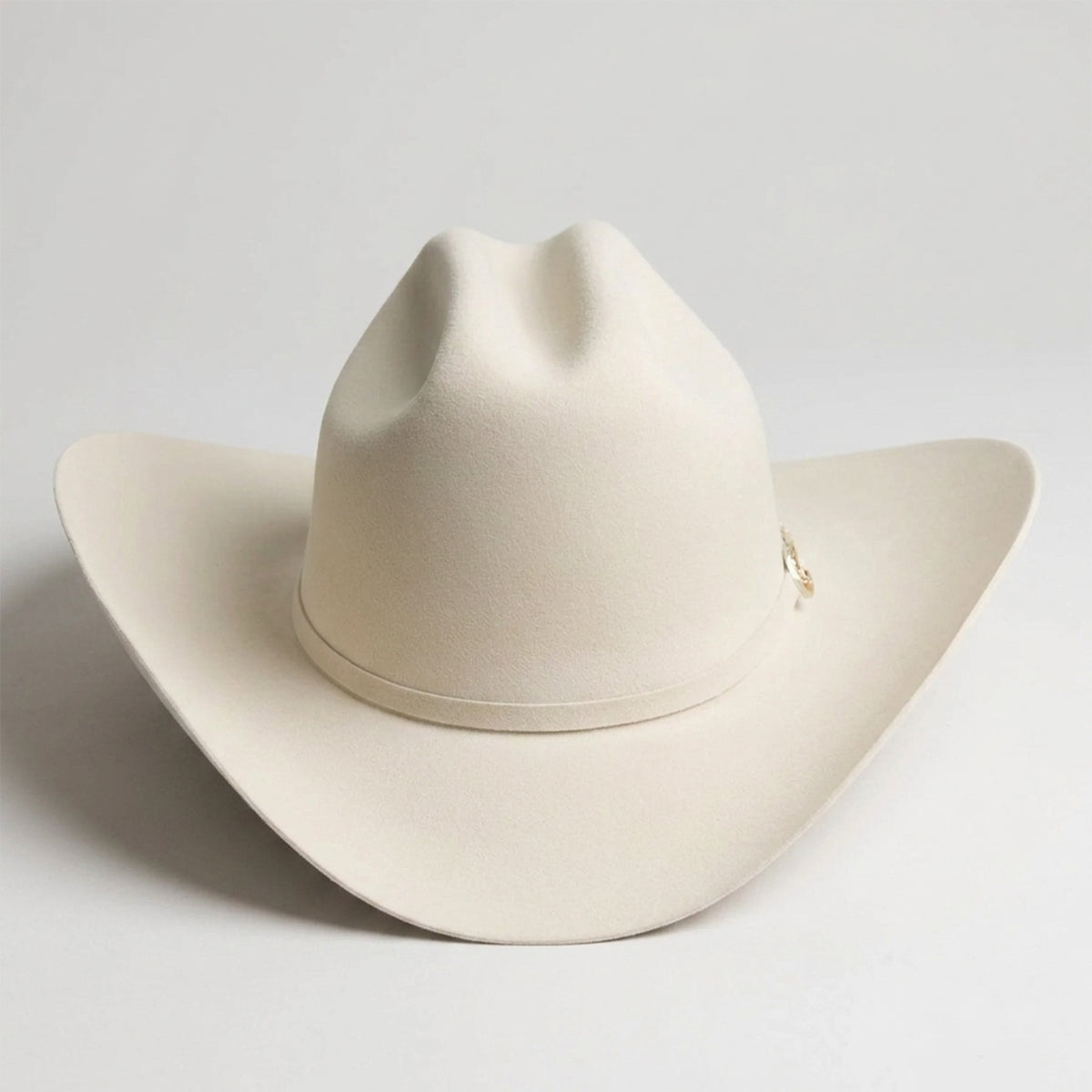 A premium Larry Mahan Real 6X silver belly fur felt cowboy hat featuring a classic cattleman crown crease, a curved brim, and a matching hatband with a silver buckle set.